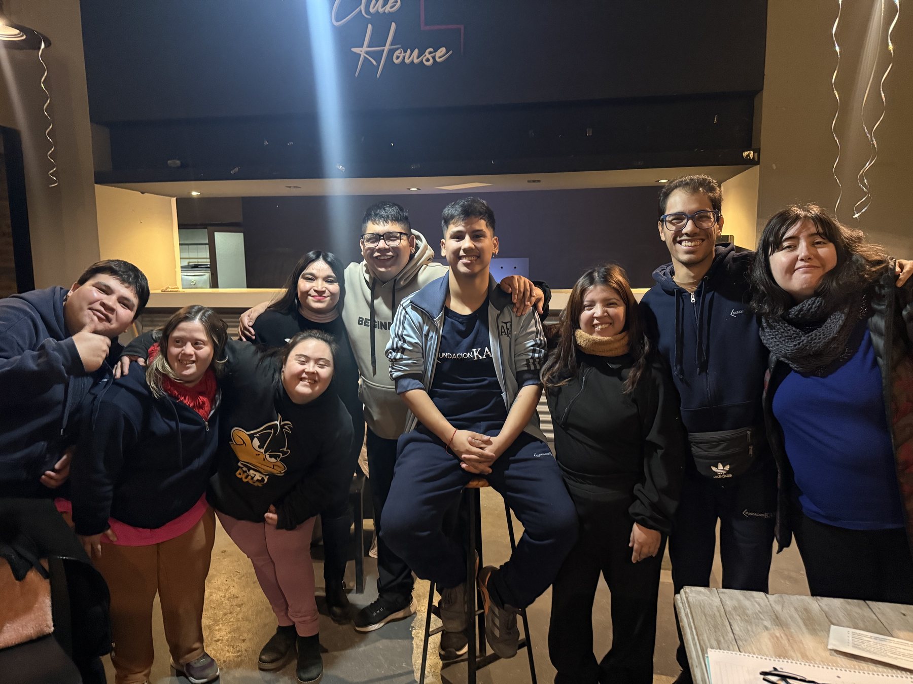 El equipo completo de la Fábrica Inclusiva posando con sus delantales dentro del local.