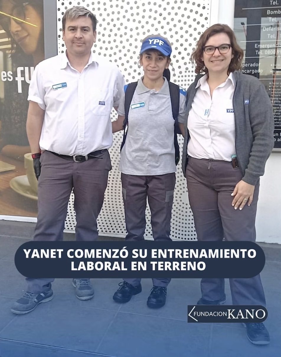 Placa de Fundación Kano que anuncia el inicio del entrenamiento laboral de una alumna en YPF.